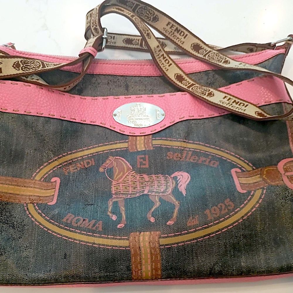 UNIQUE VERY RARE VINTAGE PINK FENDI SELLERIA SPALMATI MESSENGER/CROSS BODY BAG.